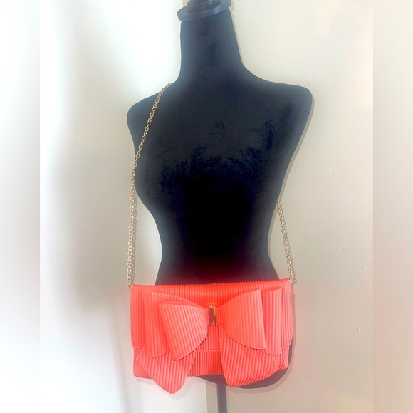 She’s Cute As a Bow 🎀 purse 👛 - Picture 4 of 8